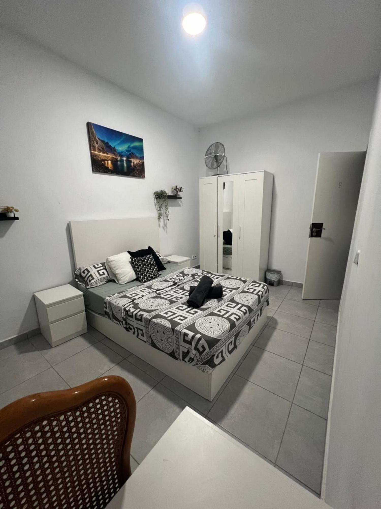 Rooms In Spacious Apartment In City Center Barcelone Extérieur photo