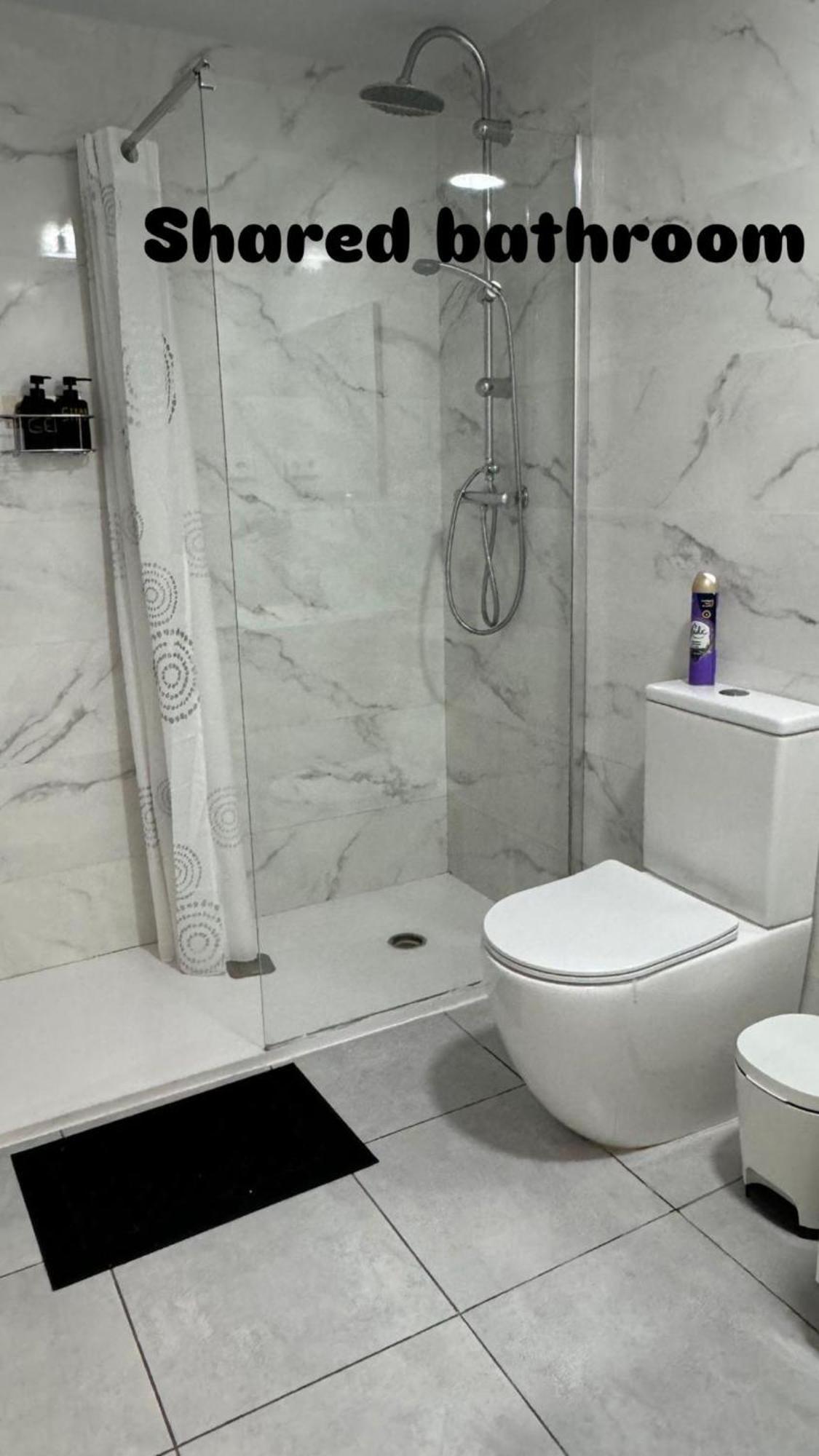 Rooms In Spacious Apartment In City Center Barcelone Extérieur photo